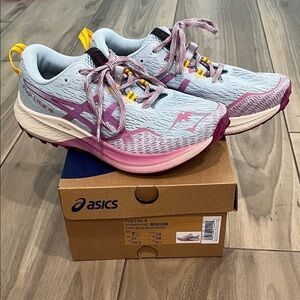 ASICS Women's Fuji Lite 4 - size 7.5 like new